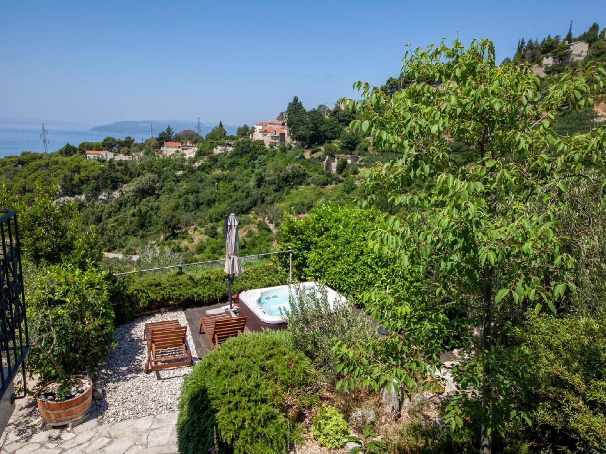 Luxurious Holiday Home In Makarska With Jacuzzi Exterior foto